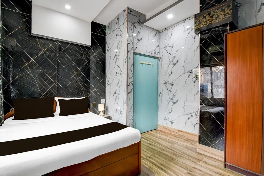 Deluxe Rupashi Restaurant And Guest House - Image 1