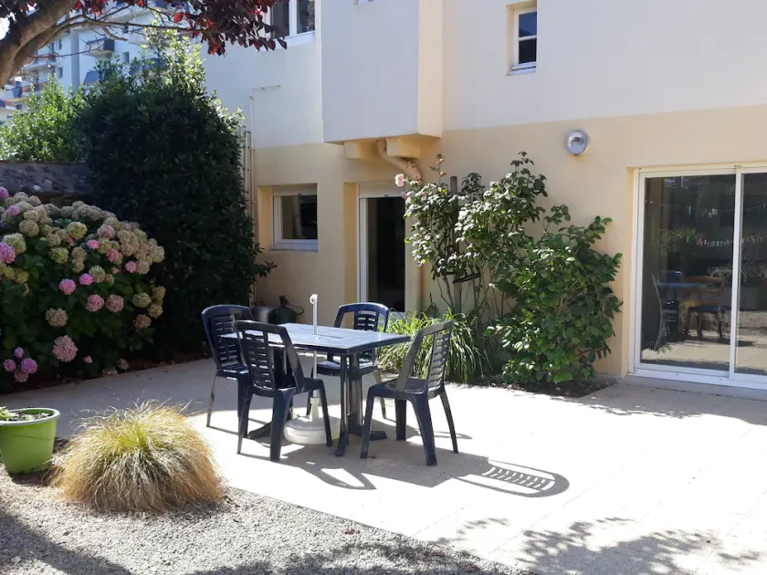 Apartamento T2 a 20 metros de la playa en la planta baja de una casa con jardín. - Image 1
