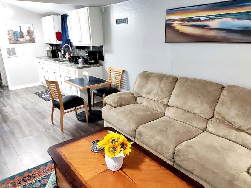 Lovely Two Bedroom Home- Close to DT Greenfield - Image 1