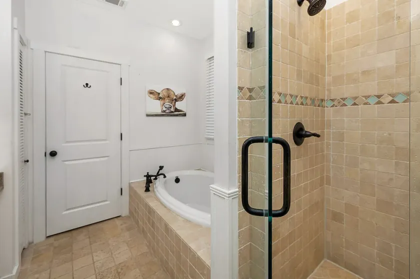 The Broadway Bungalow - 4BR Cottage with Screened Porch & Fenced Yard - Image 1