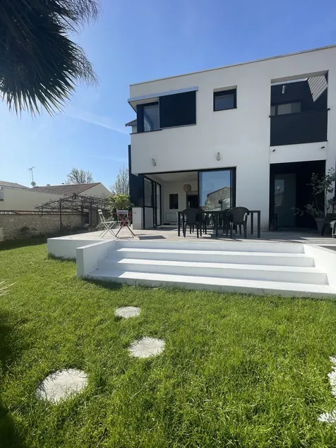 Maison du Soleil in La Rochelle with swimming pool and garden! - Image 1