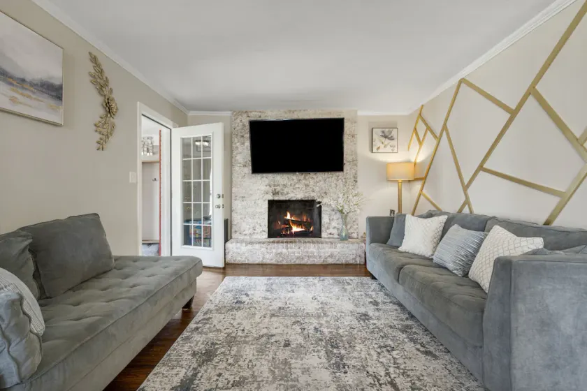 1940s Gorgeous Remodel + King Cottage | Expo Sq/TU - Image 1