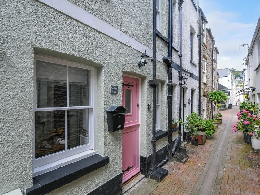 SEA PINKS, romantic, country holiday cottage in Looe - Image 1
