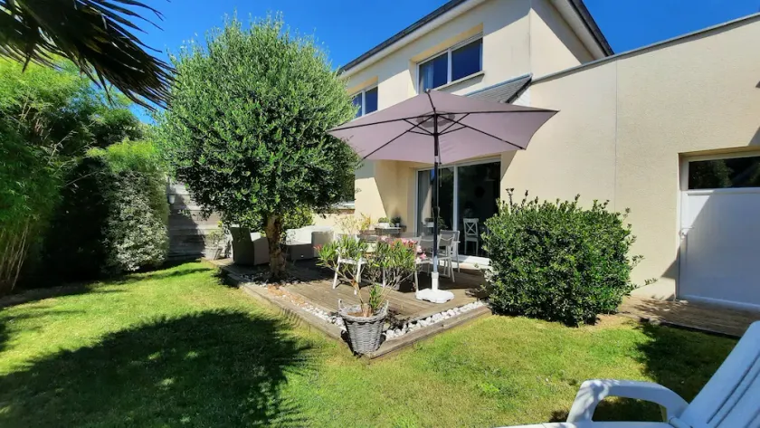 300 M FROM THE SEA SUPERB, BRIGHT, WELCOMING HOUSE ENCLOSED WOODED GARDEN - Image 1
