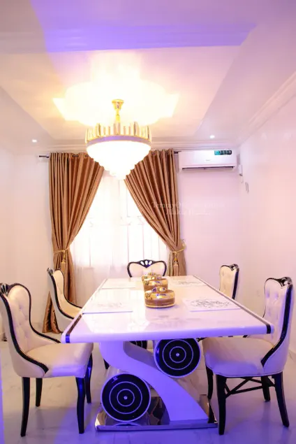 A Cosy 5 bedroom, 2 living-room 2 kitchen and 6 bathroom available for short let - Image 1