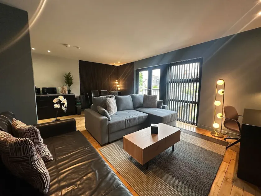 Spacious 2 Bd Apt w/Fast Wifi+CableTV+Audio System - Image 1