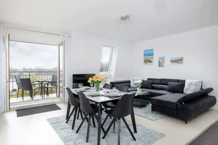 Modern Apartment | 2 Bedrooms | River and Harbour View - Image 1