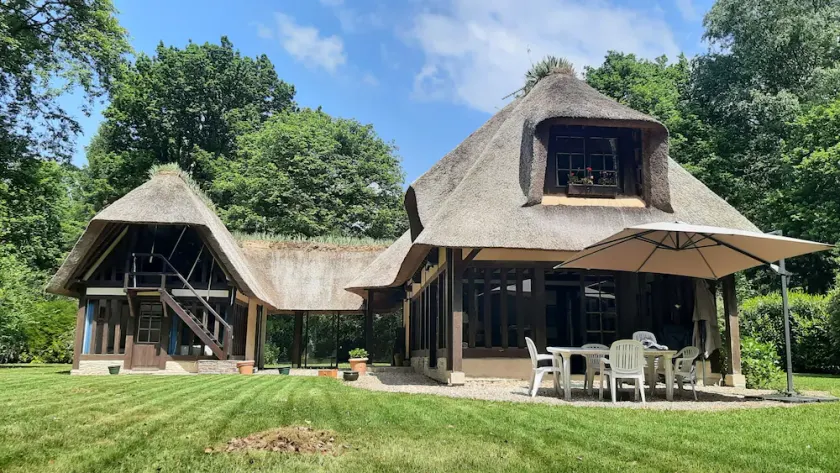 Cottage con tetto in legno a graticcio in un dominio privato con piscina e tennis - Image 1