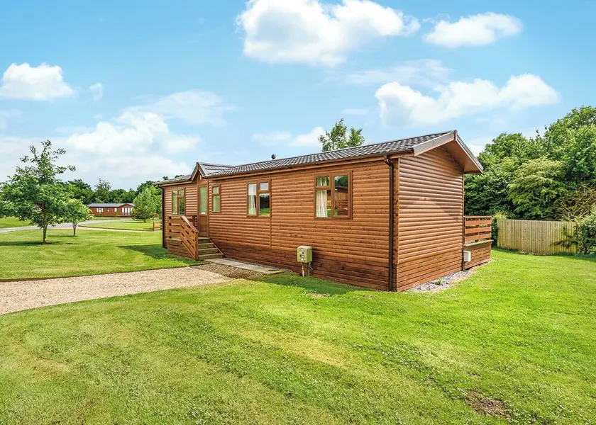 Luxury lodge with king-size bed with en suite shower. - Image 1