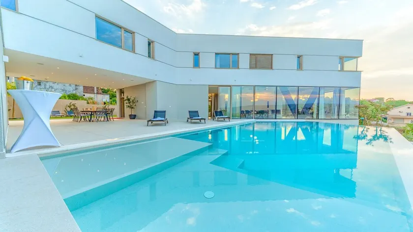 Villa Daedalus – außergewöhnliche Villa mit beheiztem Pool, Spa und Tennisplatz - Image 1