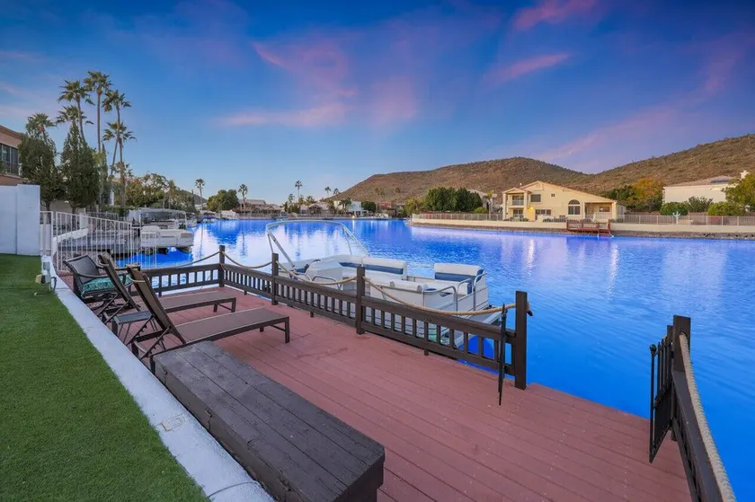 Luksus Brugerdefineret 3500sf Hacienda med privat båd på Arrowhead Lakes - Image 1