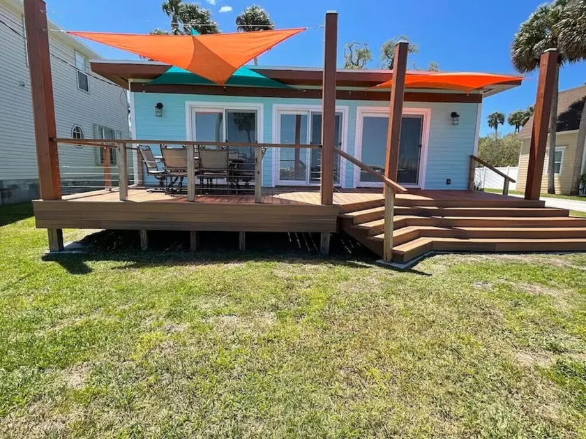 Stylish Intercoastal Blue Bungalow-3min. to Beach - Image 1