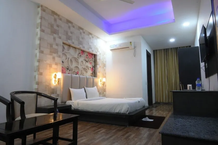 Hotel Four Star - Image 1