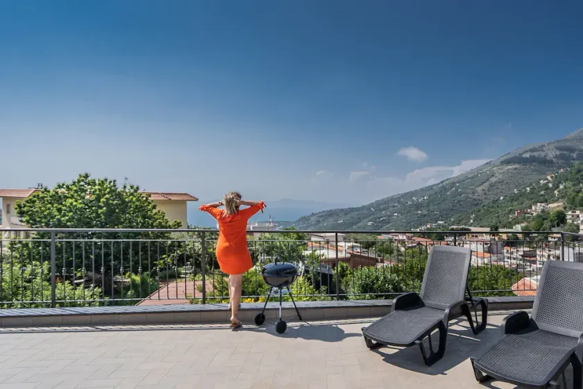 Newly refurbished two bedroom apartment for up to 6 guests near Sorrento - Image 1