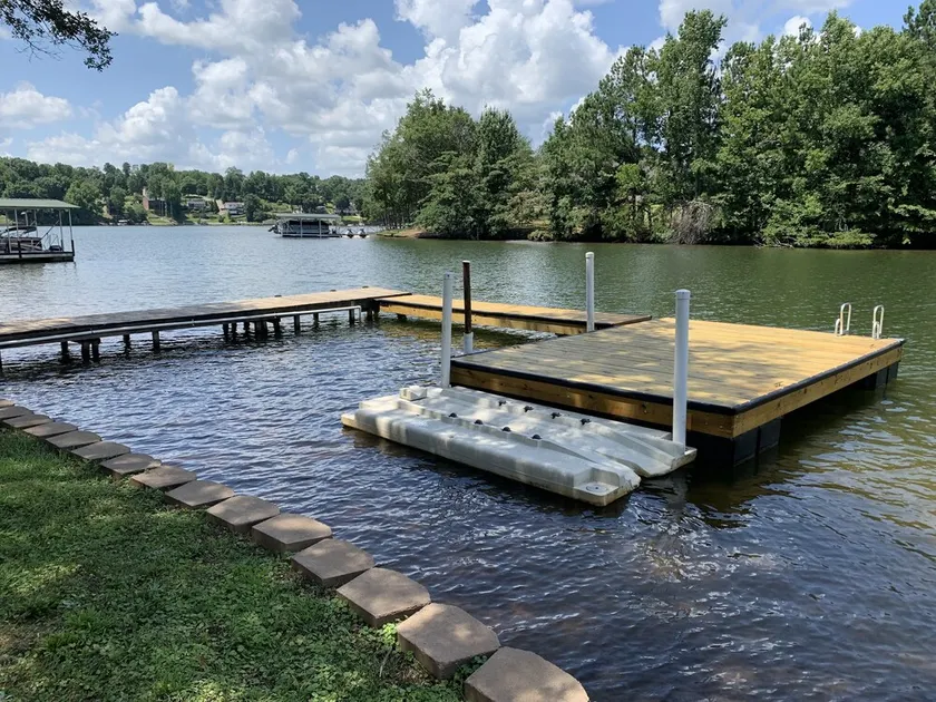 Relax on Lake Bowen at our spacious 3-bedroom retreat - Image 1