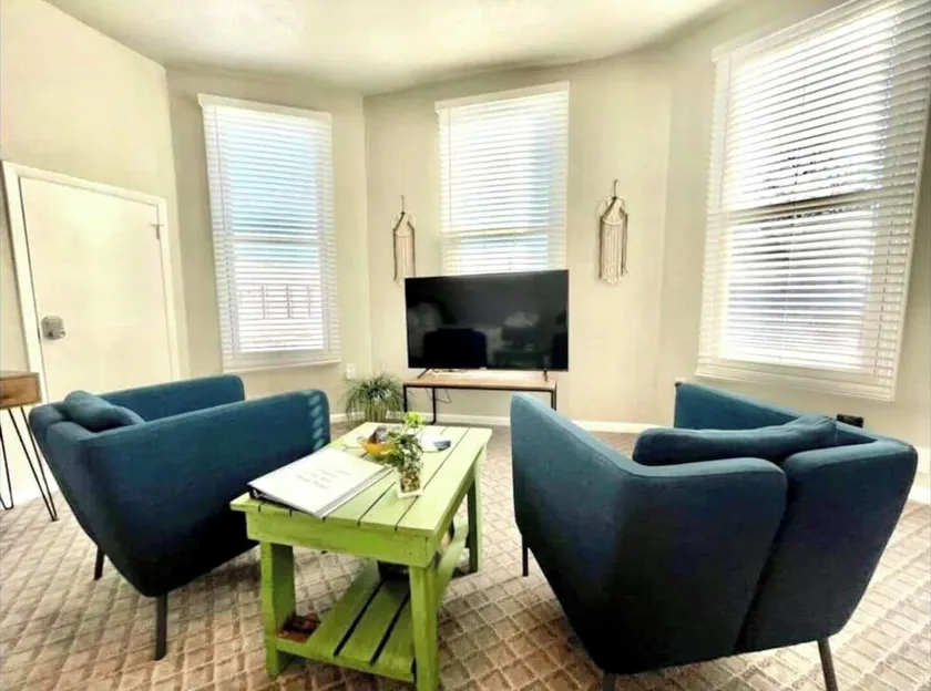 Completely remodeled efficiency unit one block from the Smithville square - Image 1