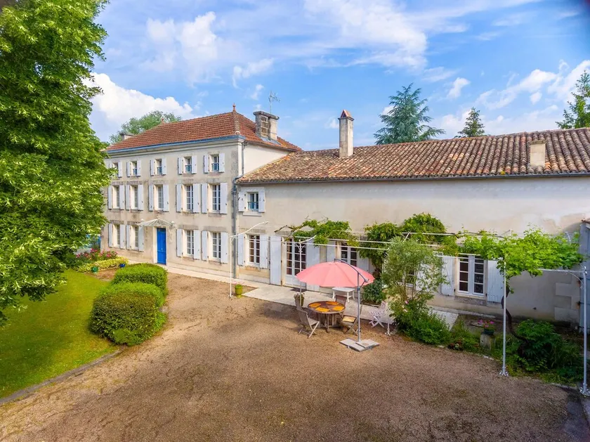 Maison de Maître with swimming pool for 12 people near Angoulême - Image 1