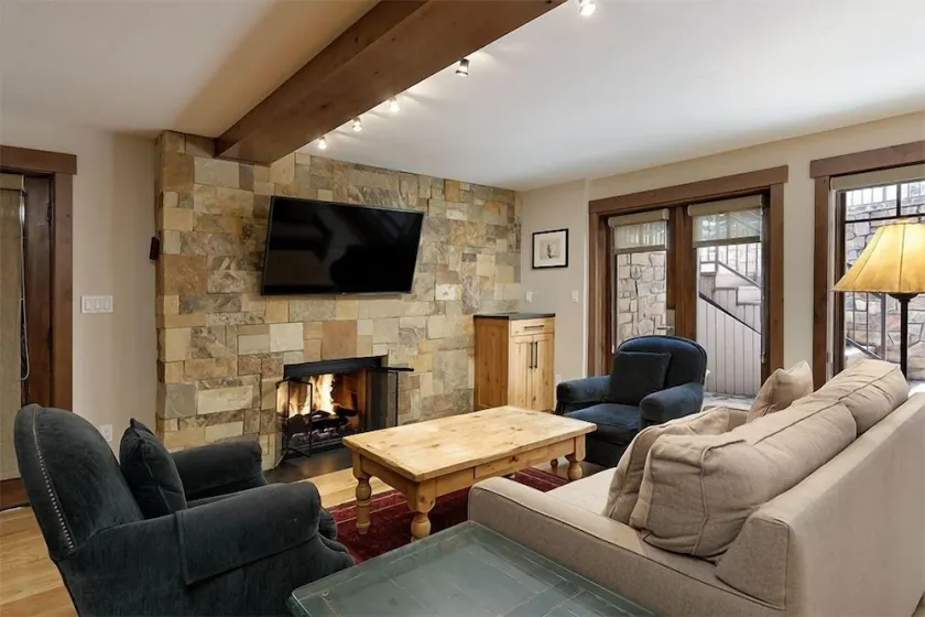 Fasching Haus Unit 5, Deluxe Condo with Great Natural Light & Amazing Location - Image 1