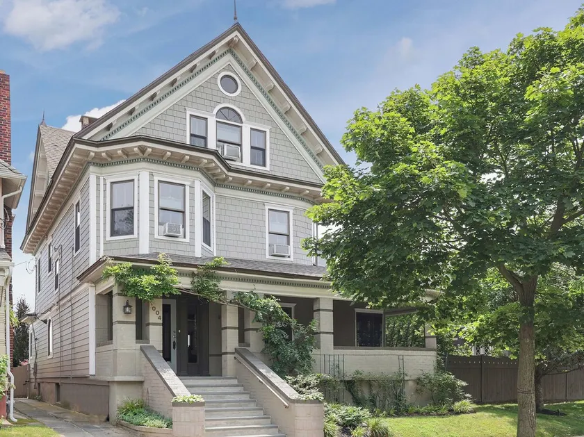 Grand Renovated Victorian - Great Location Just Blocks from Beach and Downtown - Image 1
