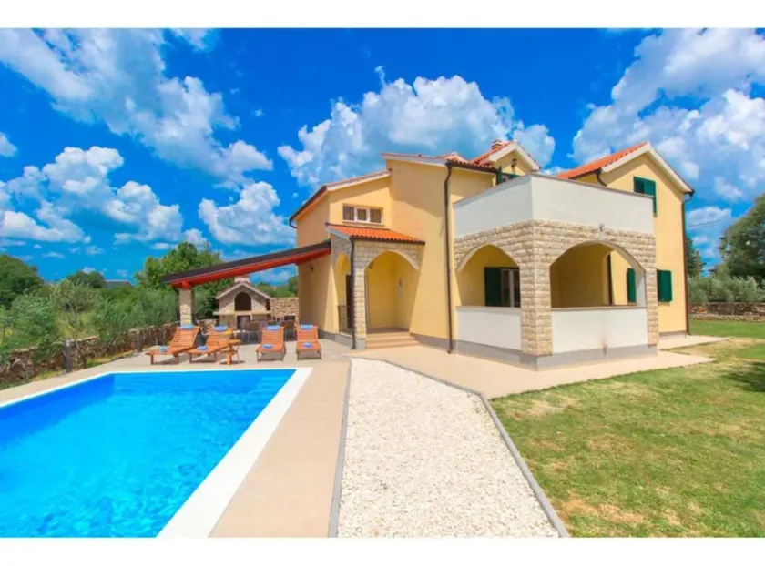 Villa avec terrasse, jardin et piscine - Image 1