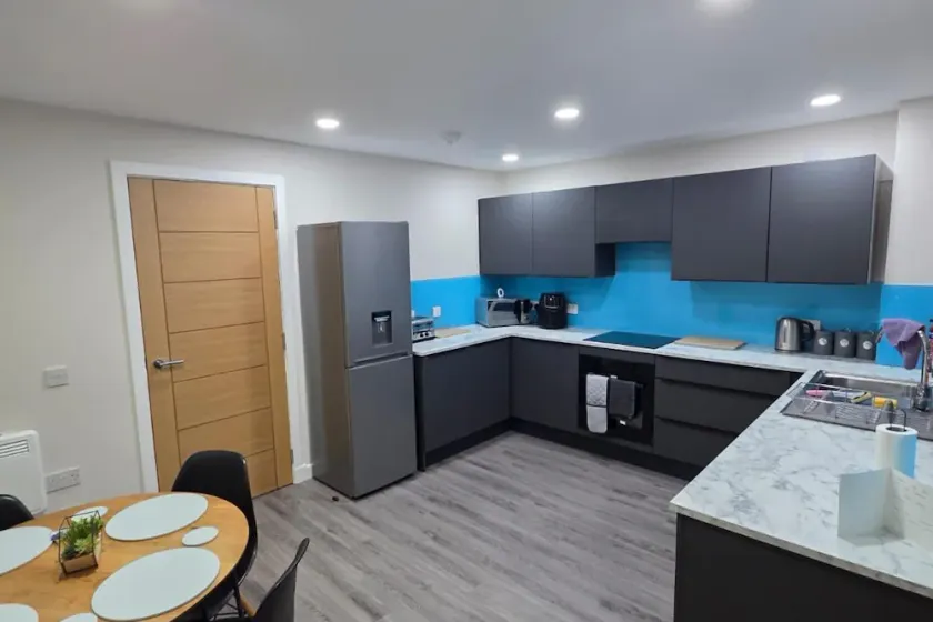 2 Bed House Sleeps 5 -Private Garden - Image 1