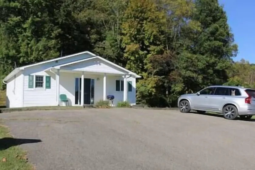 Small House, 2 queen bedrooms, 1 bath, on route 33 - Image 1