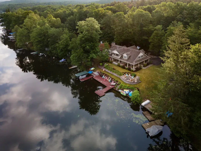 Large Family Getaway, Lake House, Fall Foliage, and Winter Adventures. - Image 1