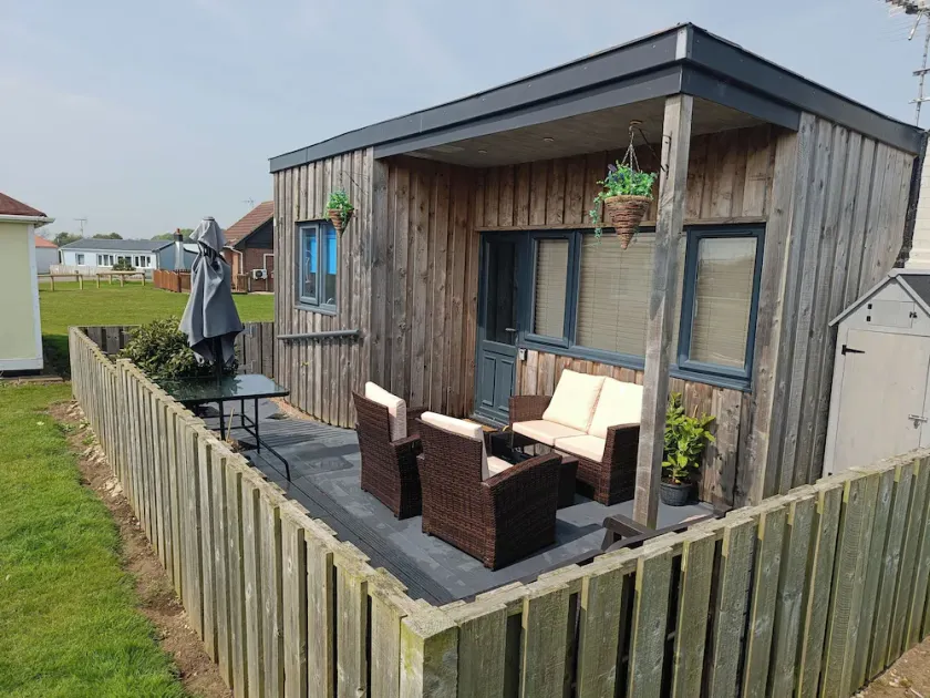 Detached Cabin, 2-Bedroom Chalet on Bridlington Bay South Shore Park. - Image 1
