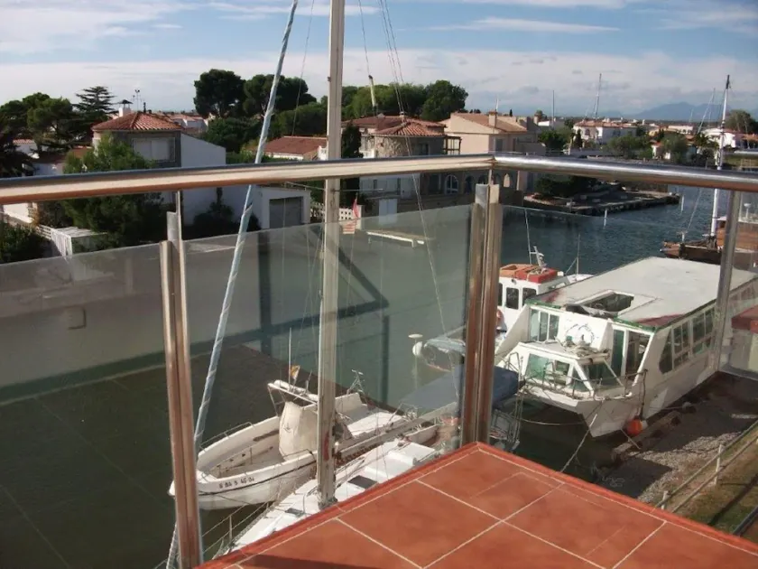 Magnificent 2-bedroom apartment sleeps 5 with marina and sea views - Image 1