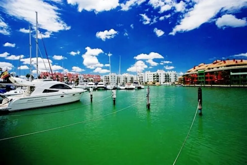 FANTASTICA CASA IN PRIMA LINEA DI MARINA SOTOGRANDE, A UN MINUTO DALLA SPIAGGIA. - Image 1