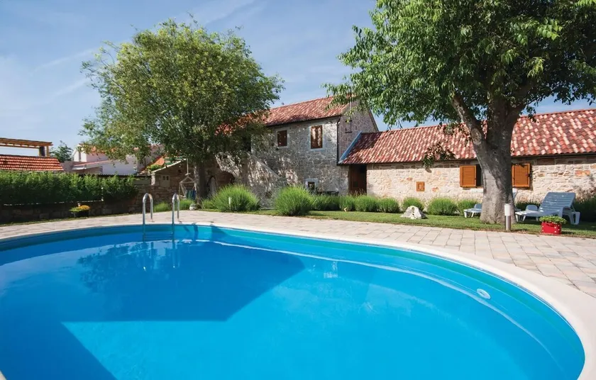 Acomodações de 3 quarto em Lozovac - Image 1