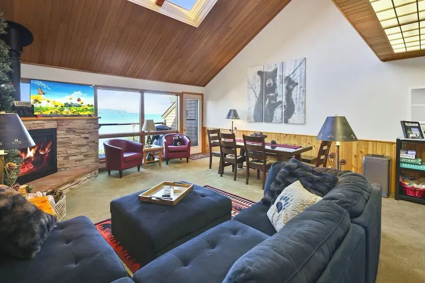 North Shore Nirvana: Lakefront, Deck, Fireplace - Image 1