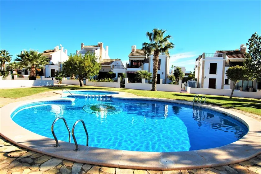'Appartamento molto bello con vista sul mare', piscina condivisa e Wi-Fi - Image 1