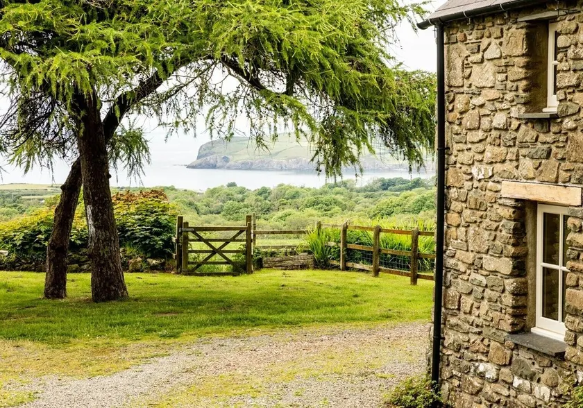 A coastal cottage set on Carn Ingli, with far-reaching views and walks from the doorstep - Image 1