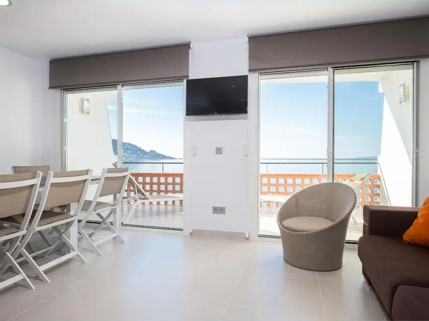 Appartement Design en Front de Mer à Roses, Terrasse Panoramique, 2 Chambres, Clim et Parking - Image 1