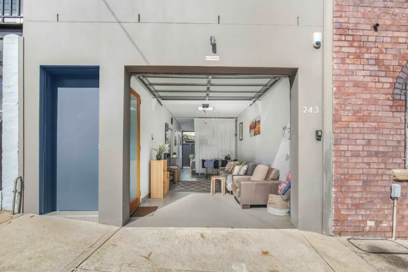 A Private Garage Suite in Forest Lodge - Image 1