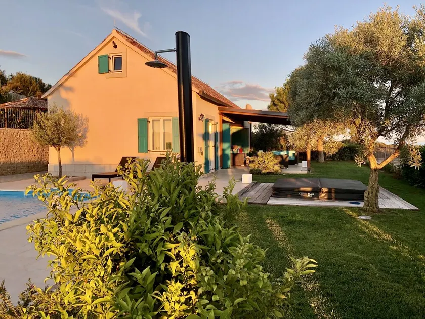 Stilvolles Ferienhaus mit Pool, Whirlpool, direkt beim Strand. Parkplatz, WLAN - Image 1