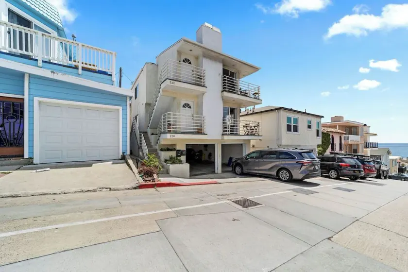2/2 Beach Bungalow With Ocean Views & Parking! - Image 1