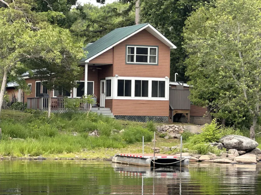 Tranquil lake front cabin on Black Lake - Image 1