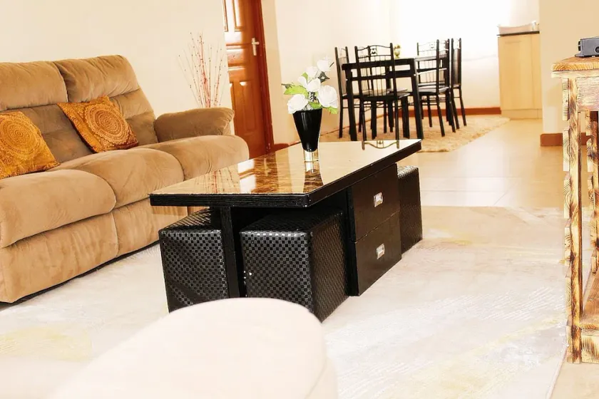 Elegant 3 bedroom apartment near the airport - Image 1