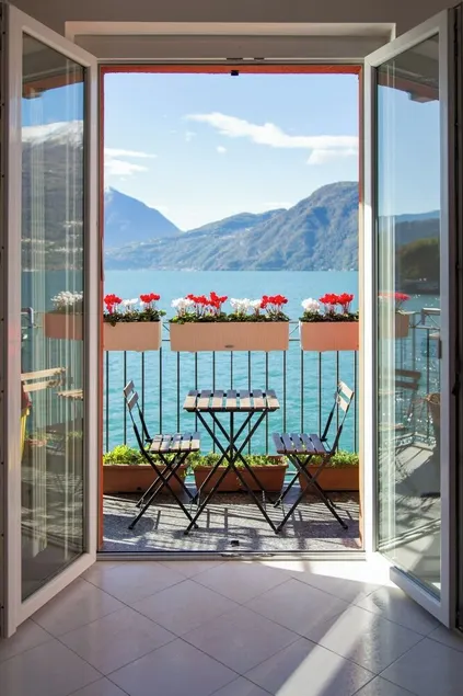 Deluxe window to the lake - Image 1