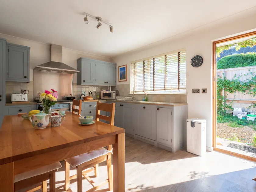 2 bedroom accommodation in Totland Bay - Image 1