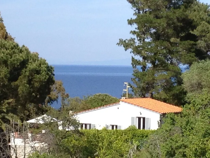 Rummeligt sommerhus med havudsigt og have tæt på stranden på øen Elba - Image 1