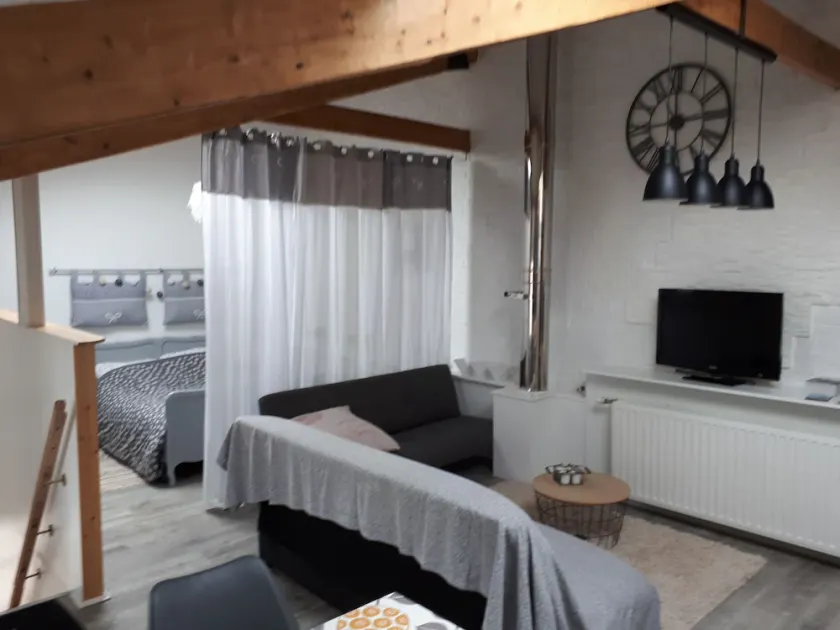 Uafhængigt studie på 1. sal mindre end 1 kilometer fra Château de Lavaux - Image 1