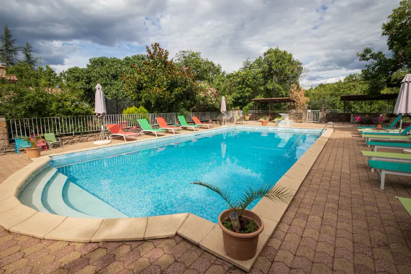 Large 3-star building with swimming pool sleeps 11 - Image 1