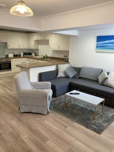 Highcliffe holiday flat with parking - Image 1