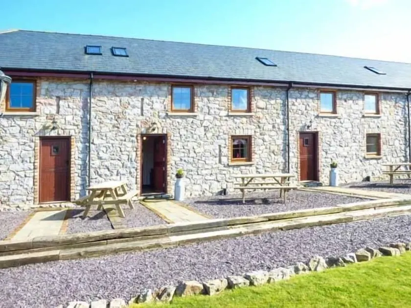 BWTHYN Y WENNOL, family friendly, with a garden in Abergele - Image 1