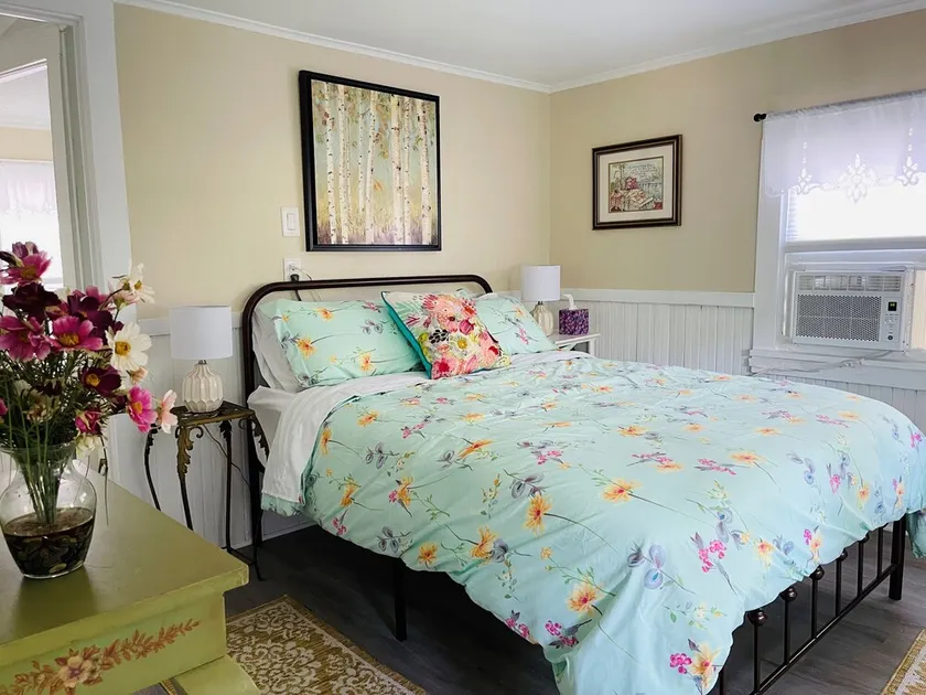 115 Rose Cottage with 2 bedroom walk to Groton Bay - Image 1