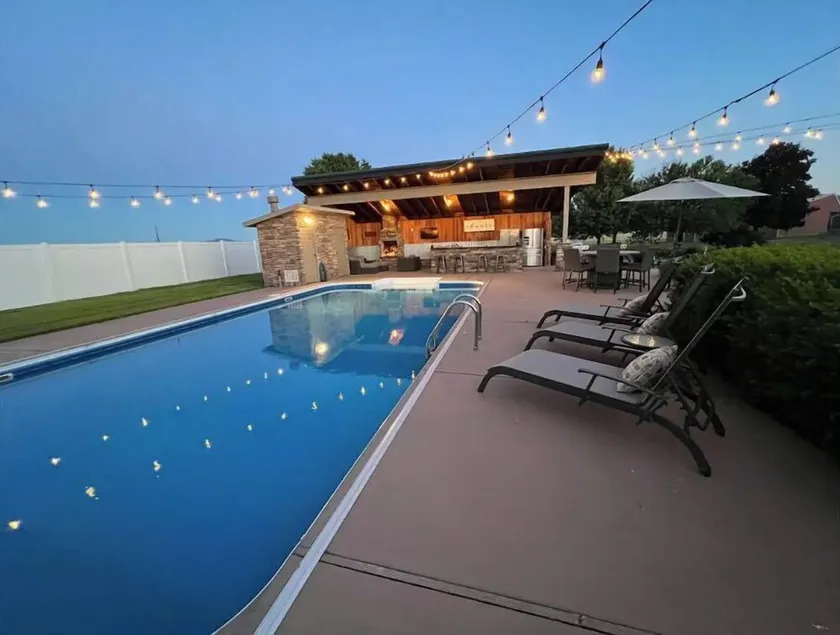 Spacious Poolside Home - perfect for retreats & all types of family gatherings. - Image 1
