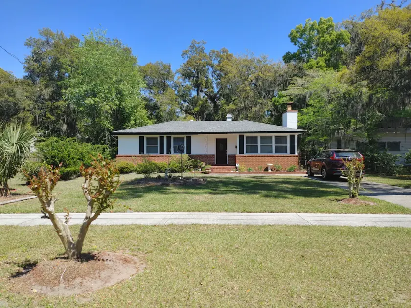 Beautiful 3bd home with LARGE deck! - Image 1
